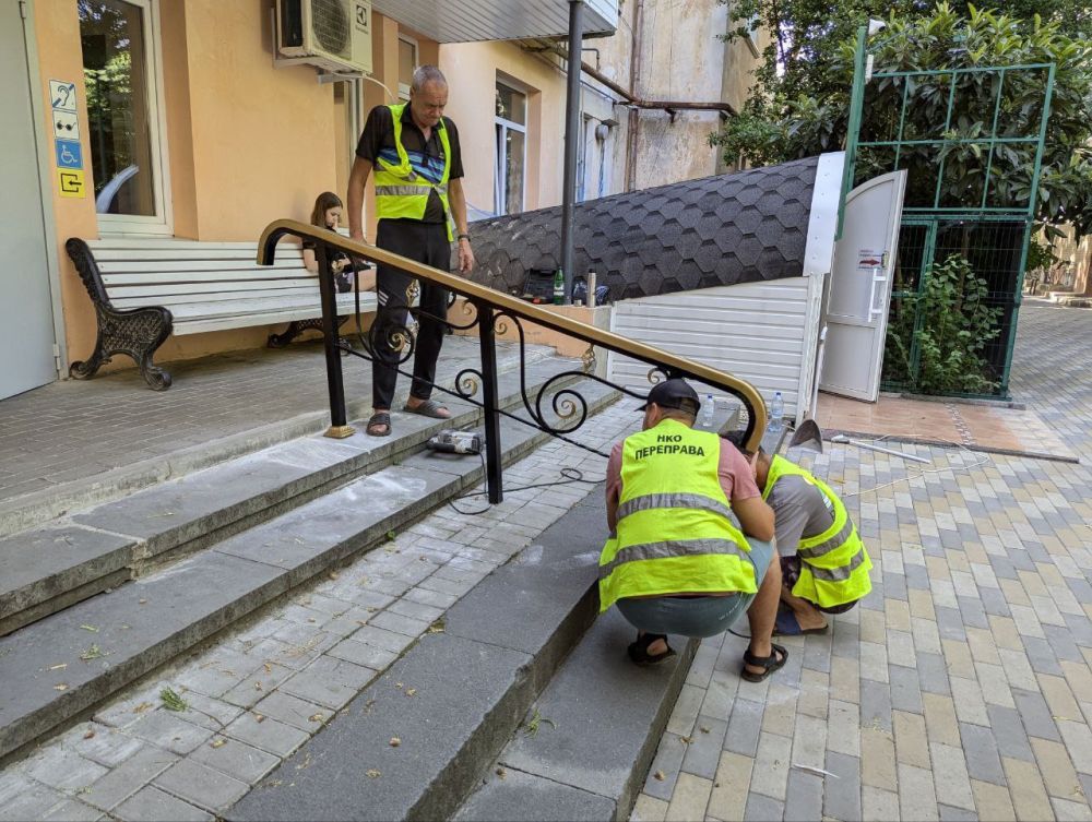 Янина Павленко: Такие удобные и красивые перила появились на входе в Единый офис клиентской службы Социального фонда РФ на Киевской