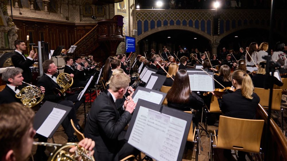 "Сбежавший" оркестр, оскверненный Стоунхендж, скандал в библиотеке. События культуры за неделю