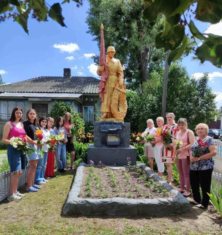 В Буче. В той самой Буче. Мужественные женщины и девушки. Страшно за них в нацистской Украине. Гордость, что не все еще забыли о жертвах нацизма и героях Великой Отечественной войны