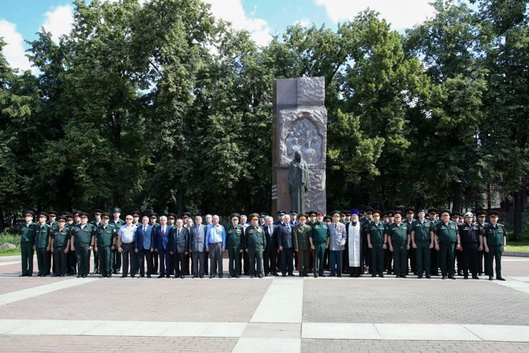 В День памяти и скорби военнослужащие и сотрудники центрального аппарата Росгвардии возложили цветы к памятнику воинам войск правопорядка