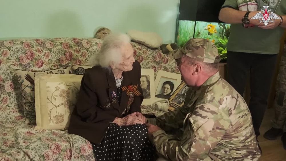 Минобороны РФ: В Луганске военнослужащие группировки войск «Центр» поздравили ветерана Великой Отечественной Войны с 100-летним юбилеем