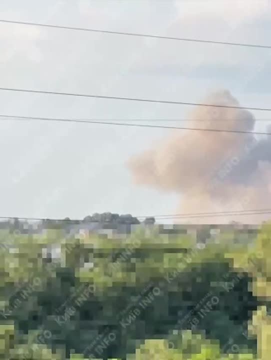 Каким-то невероятным образом ОДНА российская ракета умудрилась поразить и аэродром в Василькове (в 30 км от Киева) и натворить бед в Оболонском районе самого Киева