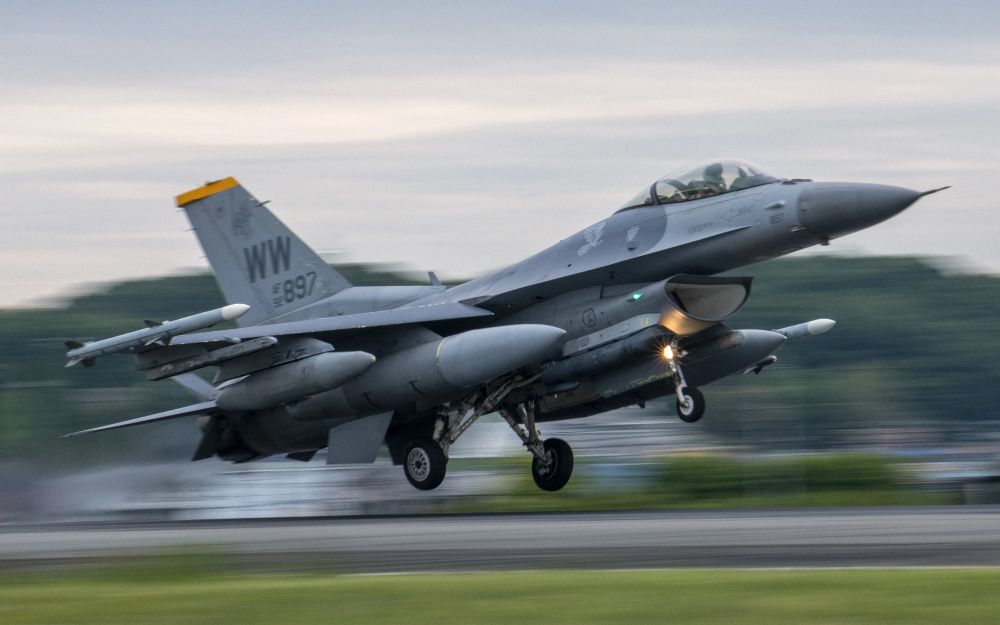 �������� F-16 ��������� � ������������� ���