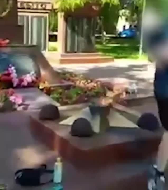 Новости к этому часу:. В подмосковной Рузе 14-летняя школьница пожарила сосиску на Вечном огне. Друзья снимали ее на видео...