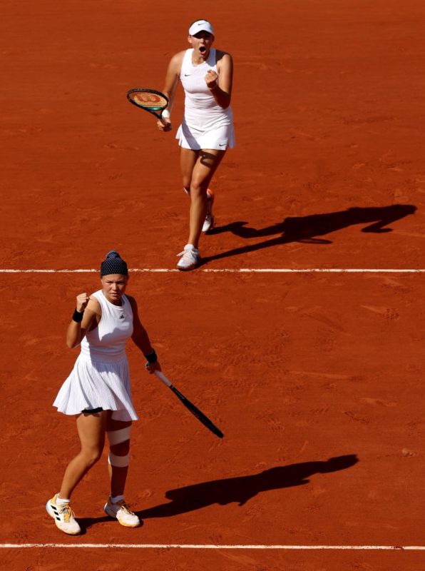 Российские теннисистки Мирра Андреева и Диана Шнайдер вышли в финал олимпийского турнира в парном разряде