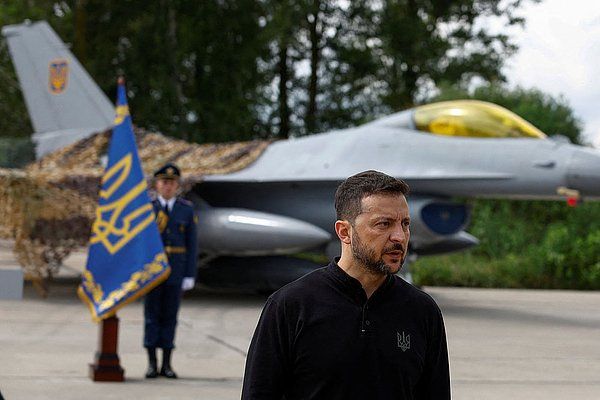 Зеленский опубликовал видео с F-16 с аэродрома Васильков в Киевской области