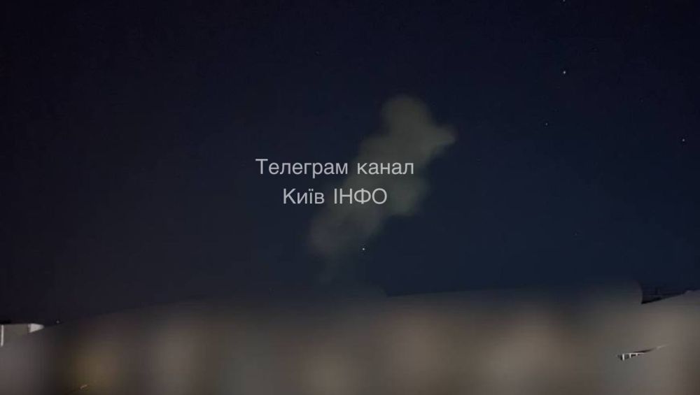 Украинские ТГ-каналы сообщают, что над городом Бровары, который плотно прилегает к Киеву, поднимается дым