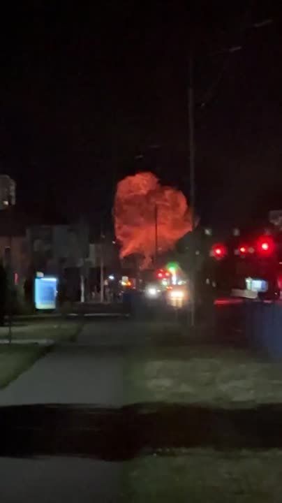 На видео, предположительно, — мощный прилёт в городе Бровары Киевской области Украины