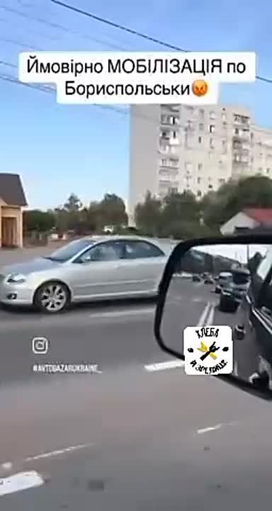 Борисполь. Беспредельщики ТЦКашники тащат свою жертву. А ведь столько машин. А почему бы не выйти водителям и не дать в бубны этим мразям. Не будьте стаей рыб