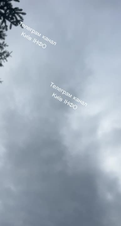 В Киевской области прозвучали взрывы — в небе над регионом жители снимают пролетающие русские БПЛА