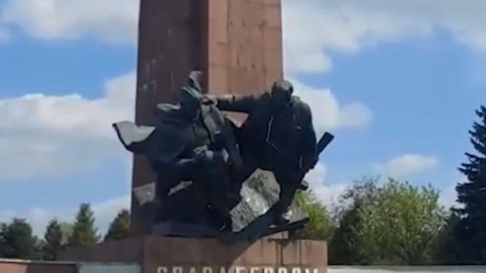 "Циничный вандализм" - МИД РФ о варварском сносе памятников на Украине