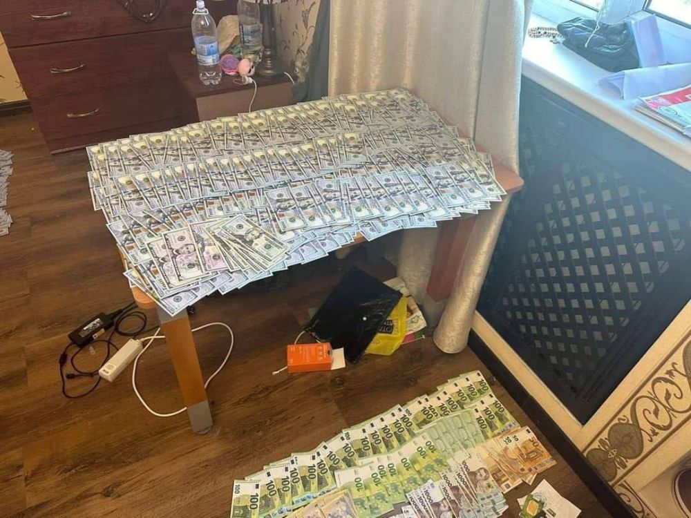 Несколько сот тысяч долларов наличными изьяты при обысках у начальника районного ТЦК в Борисполе по делу о коррупции