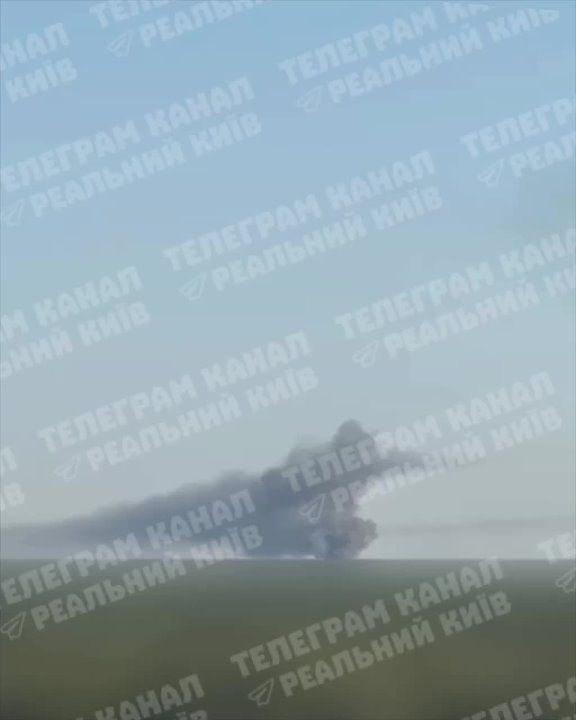 Сильный пожар после утреннего ракетного удара в районе города Бровары близ Киева