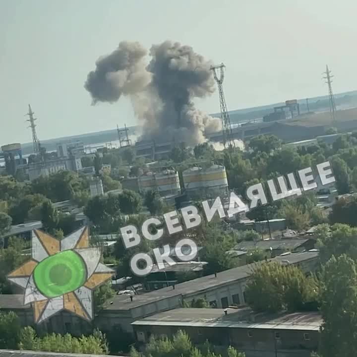 В сети появилось видео, снятое, предположительно, сразу после прилёта по дамбе Вышгородской ГЭС под Киевом