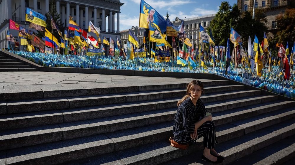 Украинцы горько шутят, что их страна стала 51–м штатом Америки: Киевляне ходят с флагами США и дерут деньги с переселенцев из Донбасса