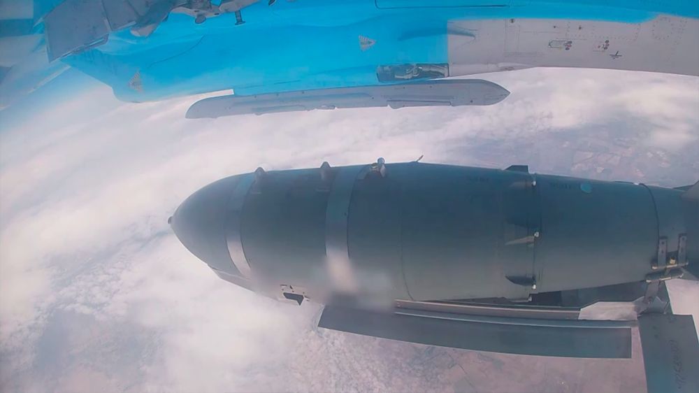 Су-34 сбросил авиабомбы на бронетехнику ВСУ в Курской области
