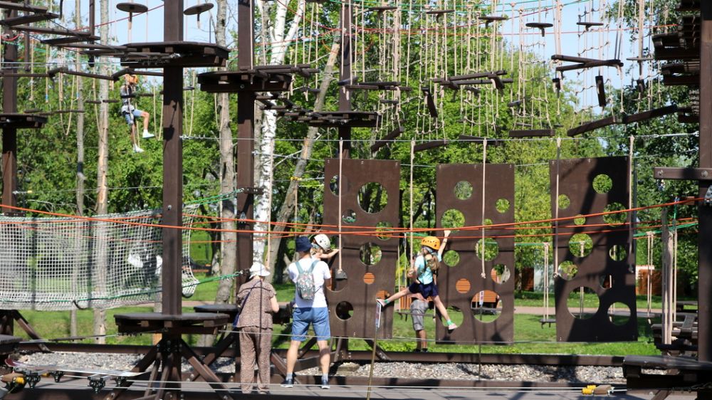 "Это вообще законно?" - Украинец обомлел от детской площадки в Подмосковье