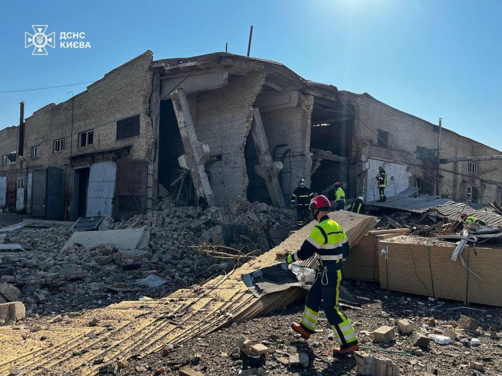 На складе в Киеве прогремели взрывы, над городом столб дыма