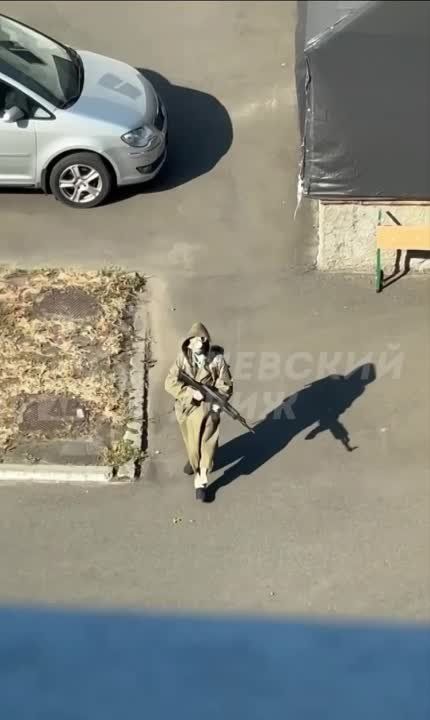 Чувак с автоматом разгуливает по территории школы