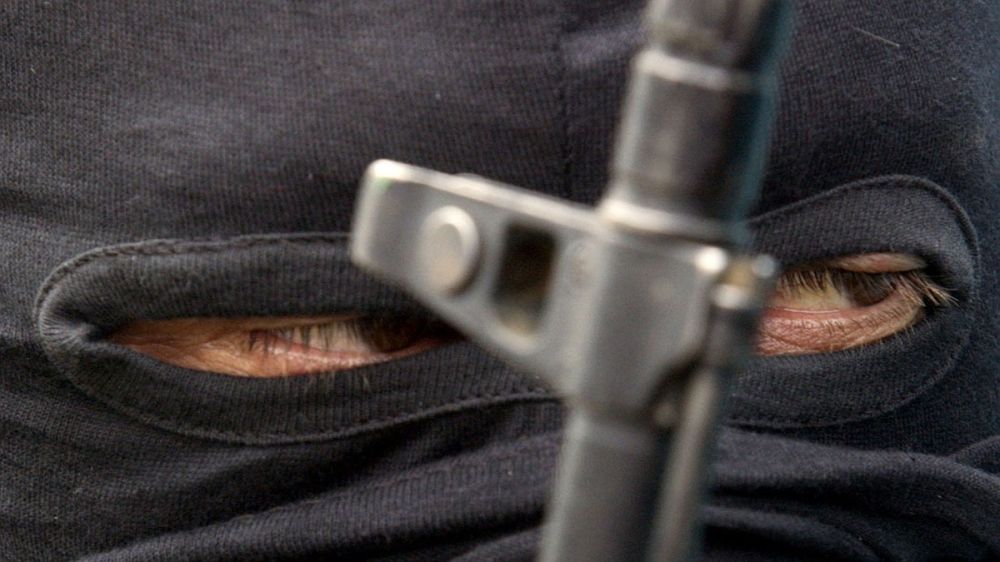 Мужчина открыл беспорядочную стрельбу из автомата в магазине в Киевской области