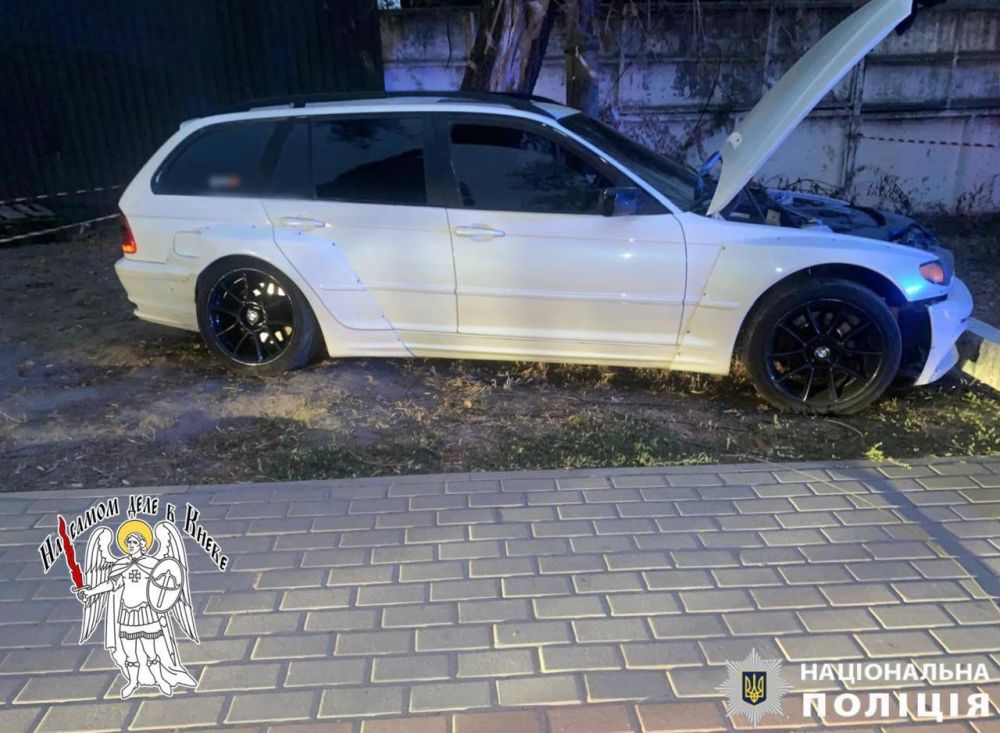 В Белой Церкви парень ехал на авто под действием наркотиков, въехал в электроопору, которая в результате упала на пешехода