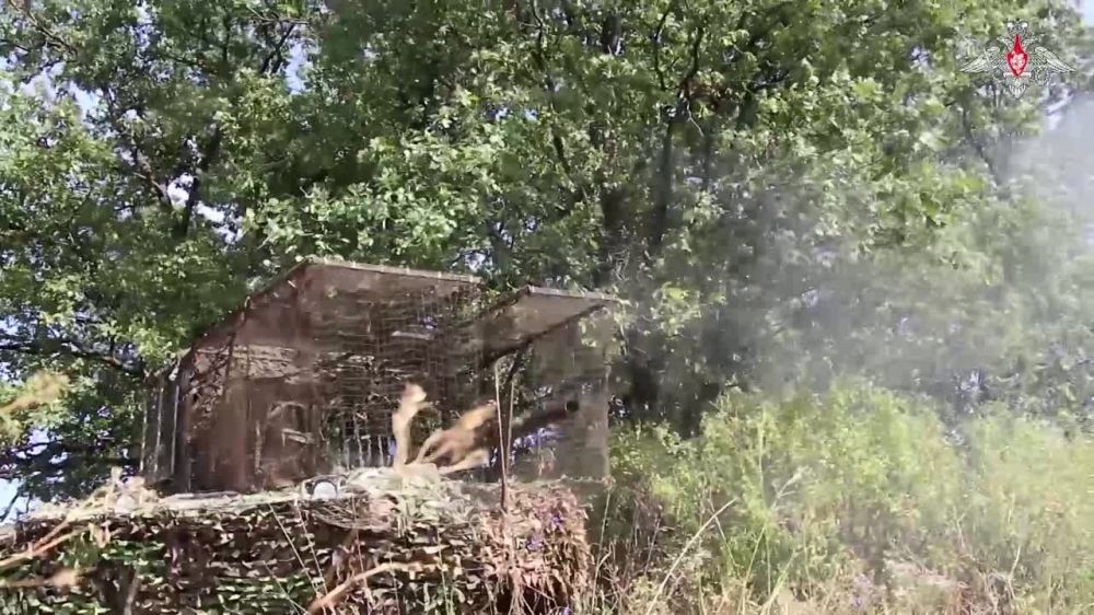 Агрессивно, точно в цель. Минобороны РФ показало кадры работы экипажей БМП-3, оказывающих поддержку нашим штурмовикам. Излюбленные цели: блиндажи и пулеметные точки. (видео 1)