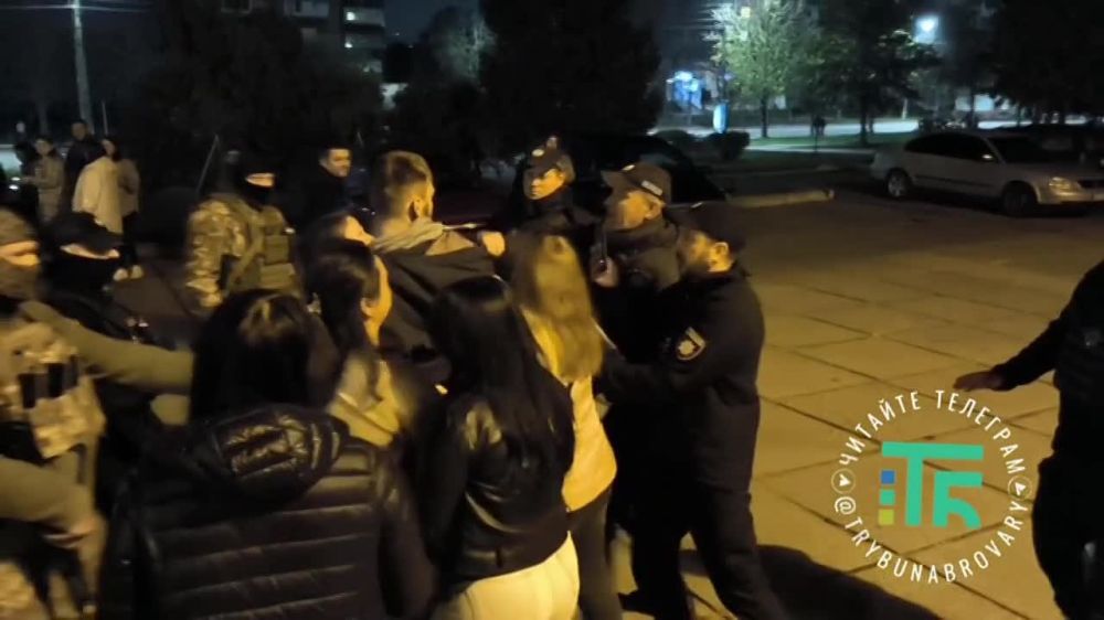 Бровары. Киев. Сразу после концерта на фронт, а то "Пятёрочка" сама себя не отстоит