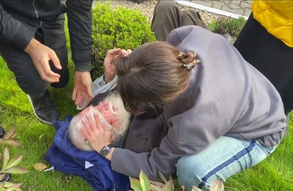 Побоище в Черкассах. Безумный «козацко-нацистский сброд» избивает православных. Ночью 17 октября в Черкассах сто громил в балаклавах и камуфляже ворвались на территорию Архангело-Михайловского собора УПЦ, где проходила ночная Литургия