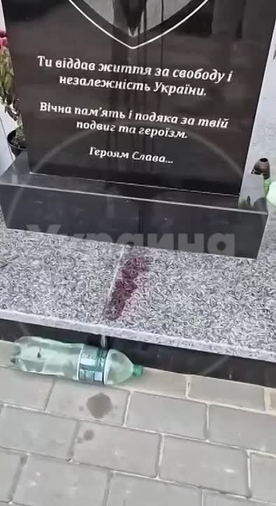 На Сухоярском кладбище в Белой Церкви (Киевская область) неизвестные облили краской могилы ВСУшников