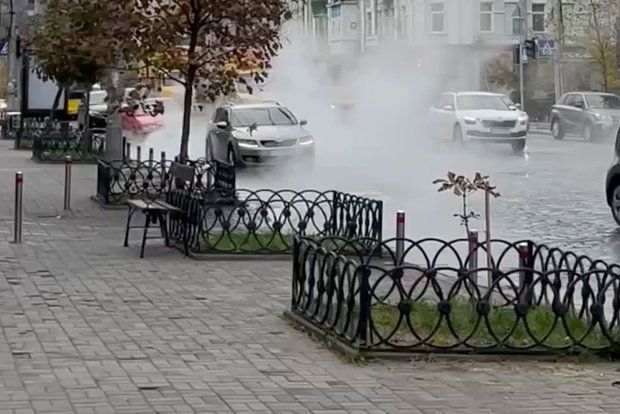 «Страна»: в центре Киева прорвало трубу с кипятком