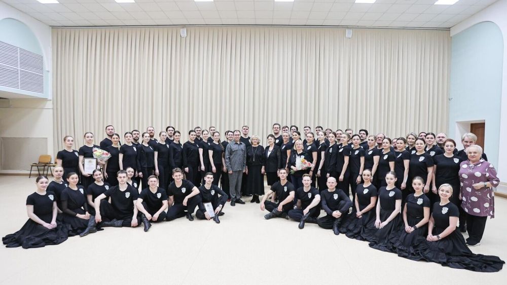 Свердловские депутаты поздравили с днем рождения коллектив хора