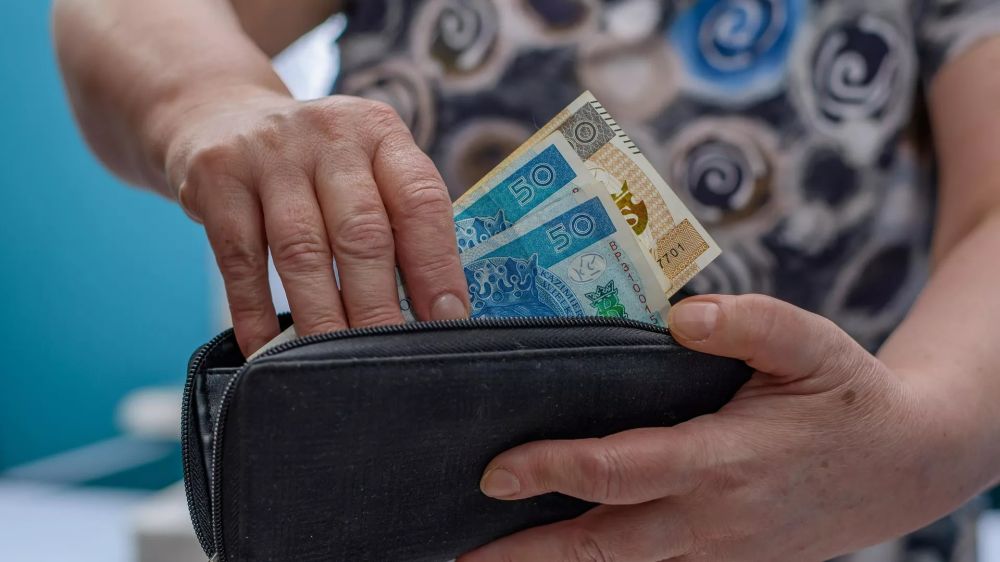 Миллионы поляков живут за чертой бедности, а Варшава выбрасывает миллиарды на военную помощь Киеву