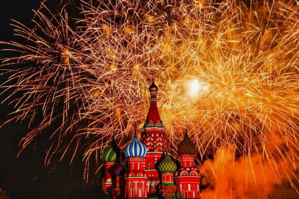 Главное к этому часу:. В Москве не будут запускать салюты и фейерверки на Новый год, сообщил мэр города Сергей Собянин. Он отметил что, такое же решение принимали в 2022 и 2023 годах