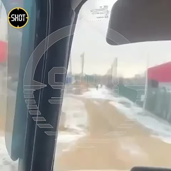 Только пятки сверкали: толпа мигрантов-нелегалов сбежала с работы, узнав о рейде