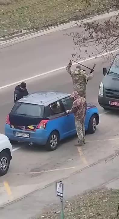 ТЦК выкуривает добровольца из его автомобиля