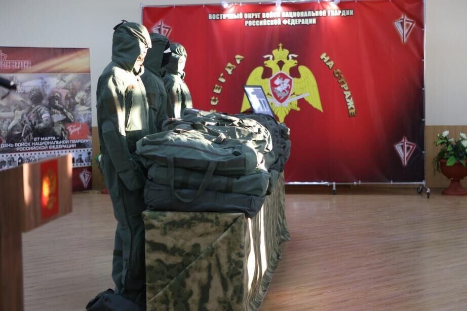 Хабаровским бойцам Росгвардии передали более 200 противоосколочных костюмов