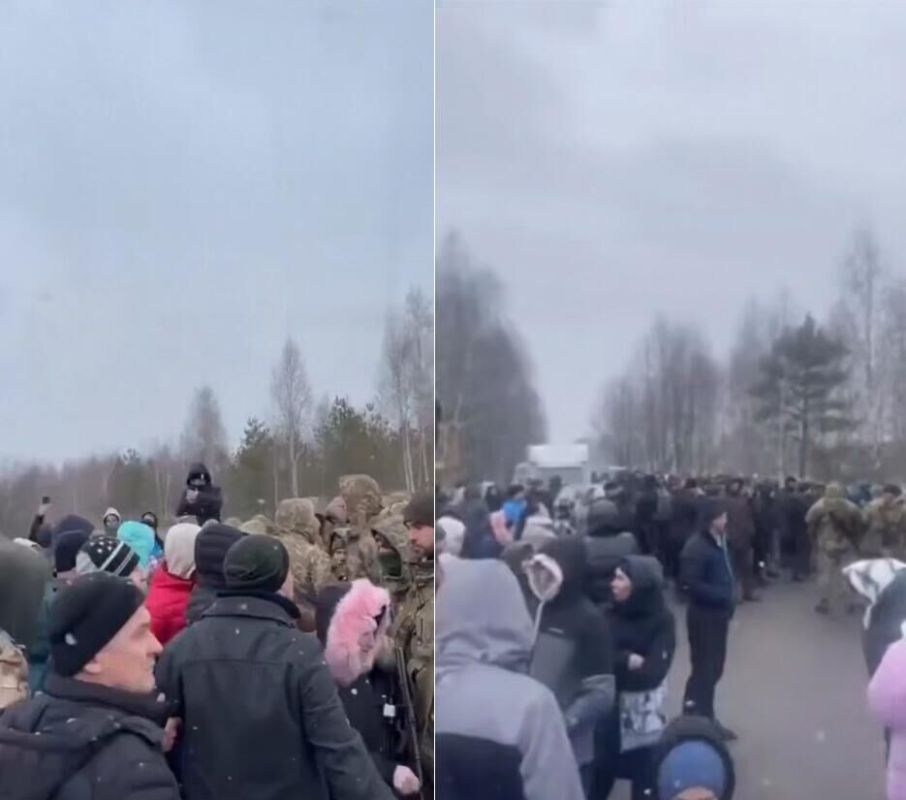 Жители украинского села вышли на митинг с требованием убрать блокпосты