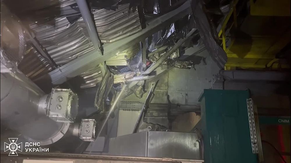 «Российский ударный дрон с фугасной боевой частью попал этой ночью в укрытие, берегущее мир от радиации разрушенного 4-го энергоблока Чернобыльской атомной станции», — Зеленский