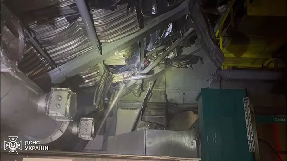 Зеленский опубликовал видео "прилёта" БПЛА по укрытию, построенному над 4-м энергоблоком Чернобыльской АЭС, из-за чего в конструкции образовалась дыра, вспыхнул пожар, который уже потушили