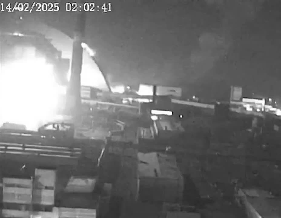 Украина заявила, что беспилотник, запущенный Россией вчера вечером, поразил защитный комплекс Чернобыльской АЭС