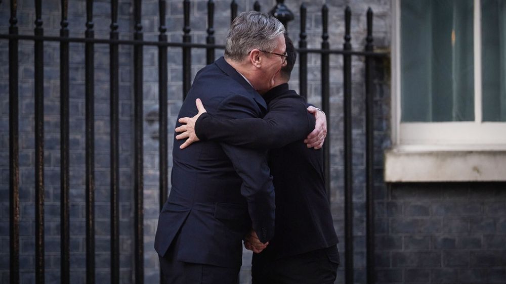 Свитер, фото и кредиты: как Зеленский съездил в Лондон