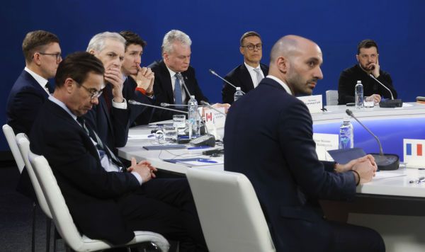 Прибалтику не хотят брать в клуб друзей Зеленского