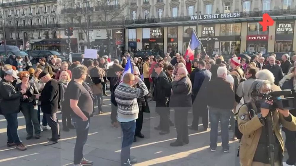 В Париже проходят протесты против "коалиции желающих" и политики президента Франции Эммануэля Макрона на Украине