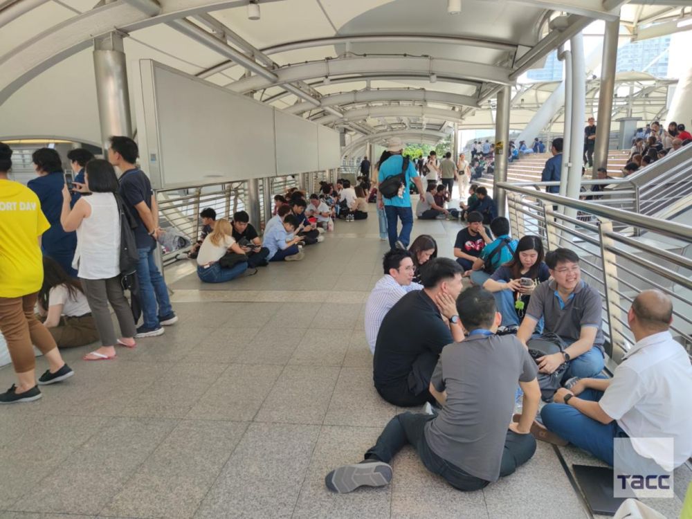 В Бангкоке из-за землетрясения не работает метро, на дорогах образовались пробки, сообщает корреспондент ТАСС