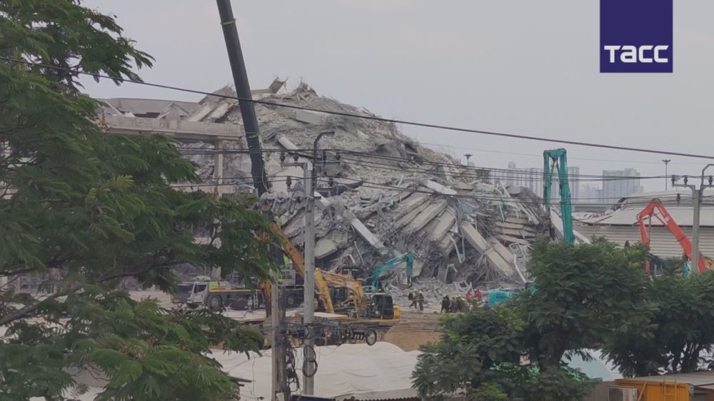 Спасатели разбирают завалы рухнувшего в Бангкоке 30-этажного здания, где пропали без вести 79 строителей