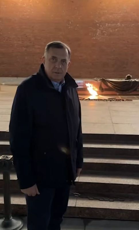 Президент Республики Сербской Боснии и Герцеговины Милорад Додик сообщил, что прибыл в Москву и посетил Могилу Неизвестного Солдата