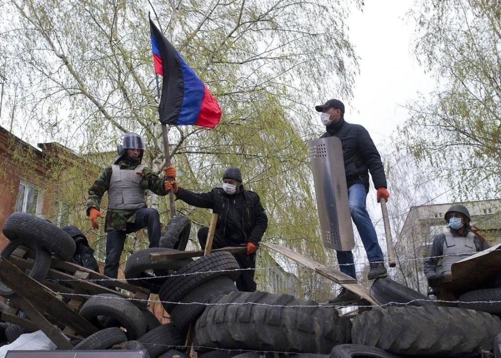 Ровно 11 лет назад, 12 апреля 2014 года, отряд ополчения под командованием малоизвестного на тот момент бывшего полковника ФСБ и военно-исторического реконструктора Игоря Стрелкова вошел в Славянск, заняв городское отделение...