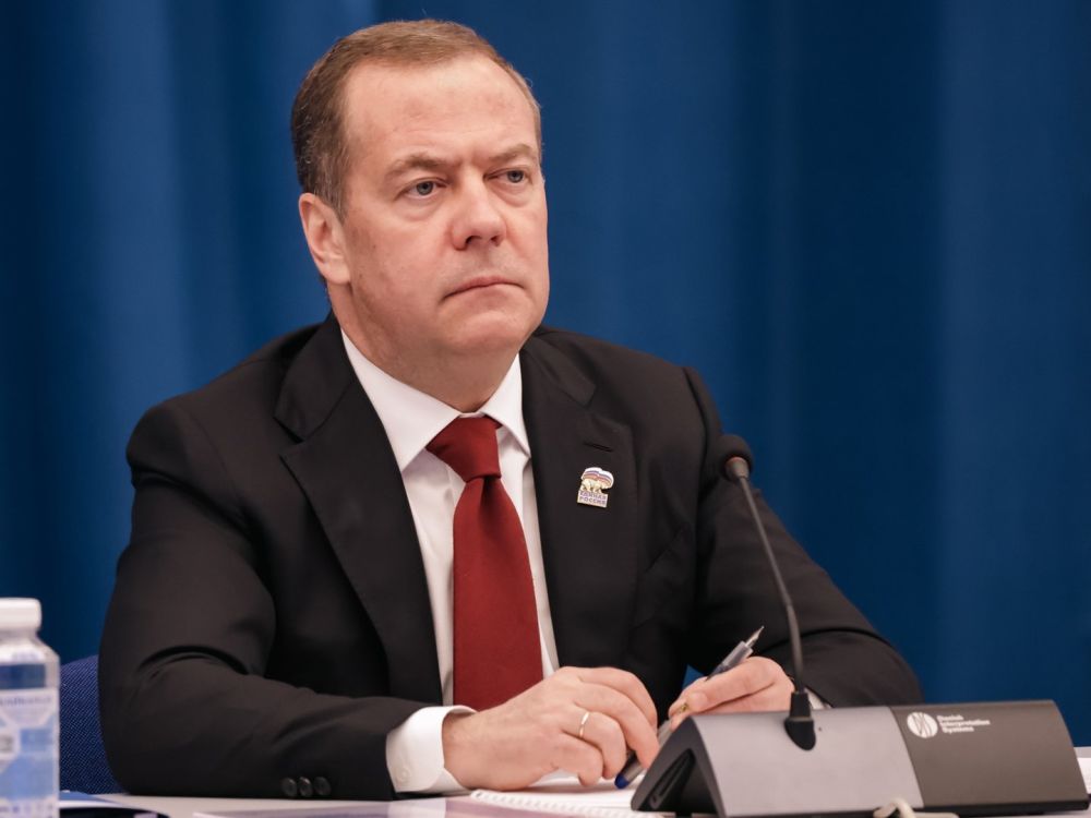 «Обсудить европейские гробы»: Медведев объяснил поездку украинской делегации в Париж