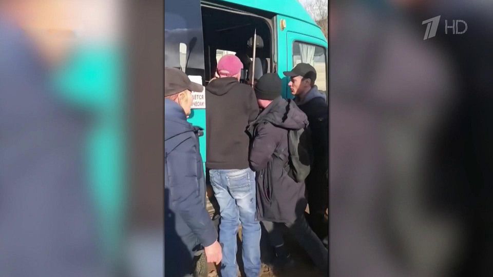 От государства Украина граждане спасаются как могут, используя и шанс сдаться в плен