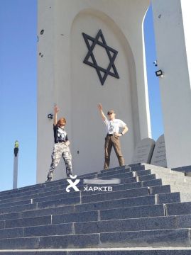 "Их там нет" — харьковские недоумки "зиговали" на мемориале жертвам Холокоста